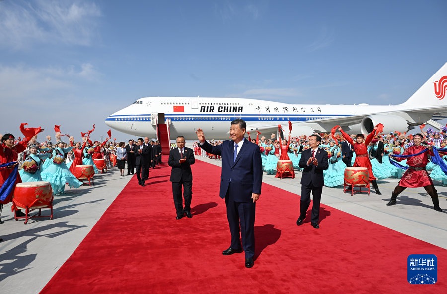 习近平率中央代表团抵达乌鲁木齐出席新疆维吾尔自治区成立70周年庆祝活动